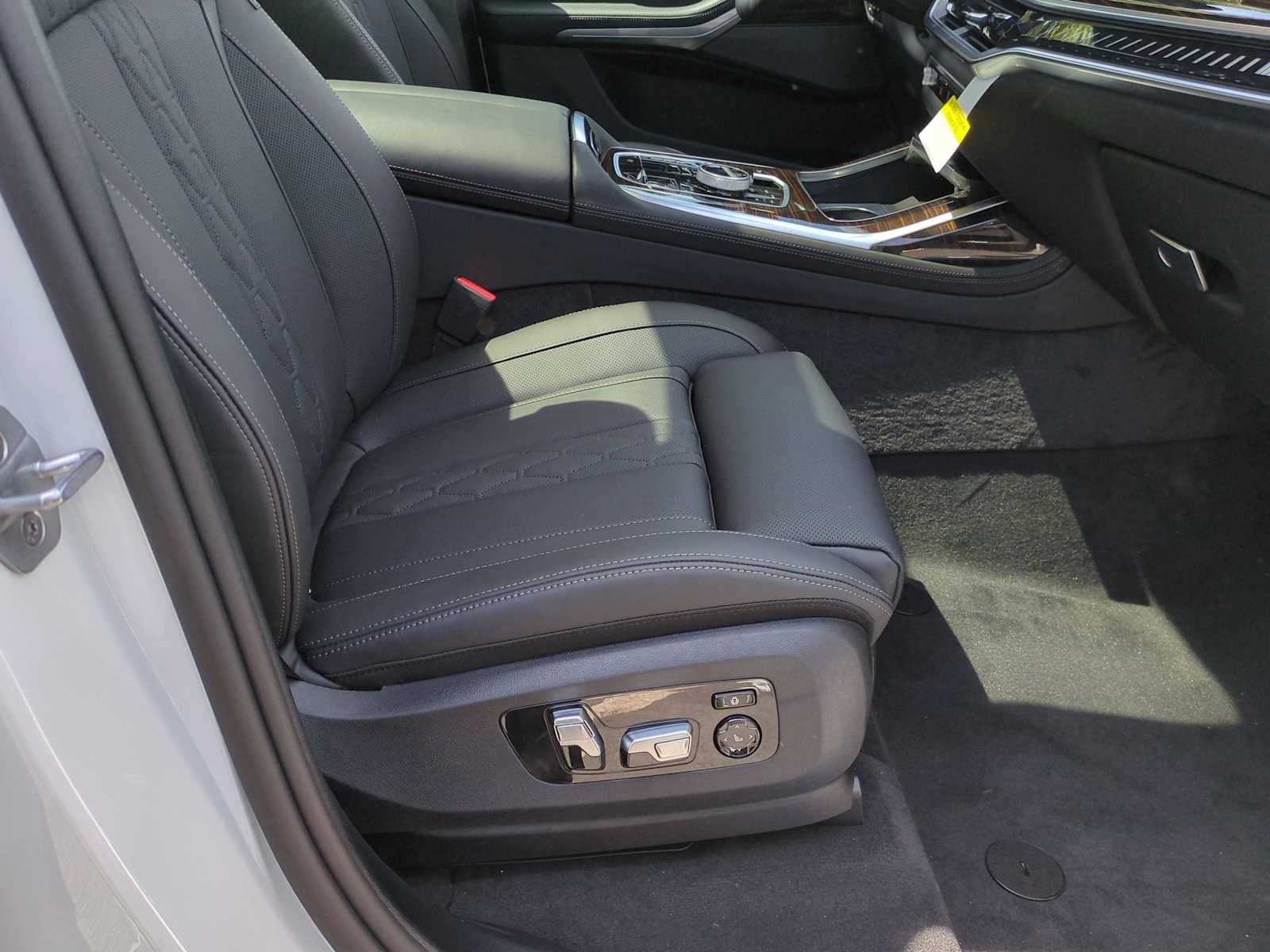 2026 BMW X7 M60i M60i