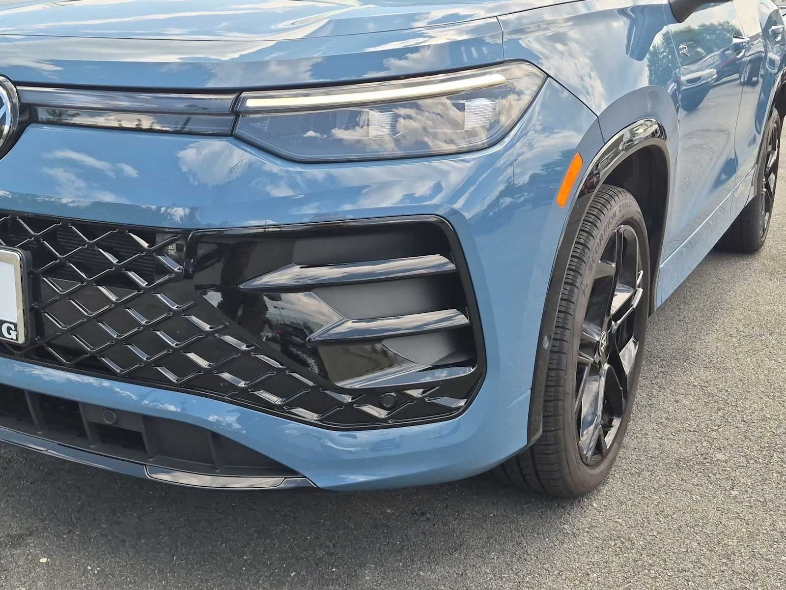 2025 Volkswagen Tiguan SE R-Line Black