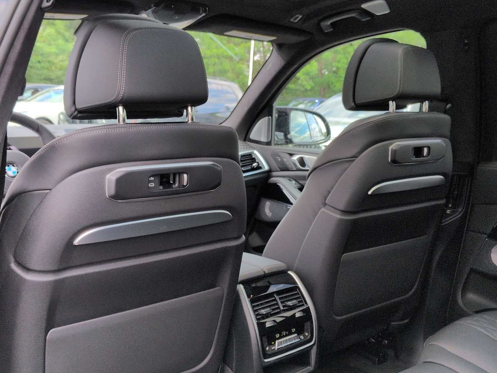 2027 BMW X7 M60i M60i