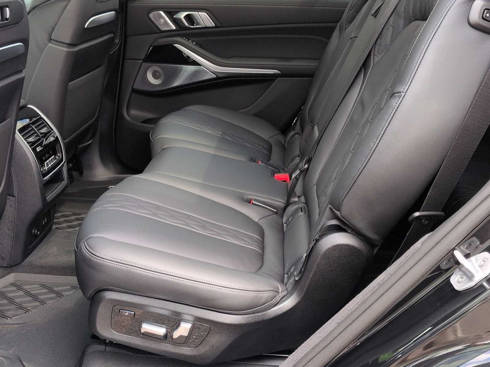 2027 BMW X7 M60i M60i