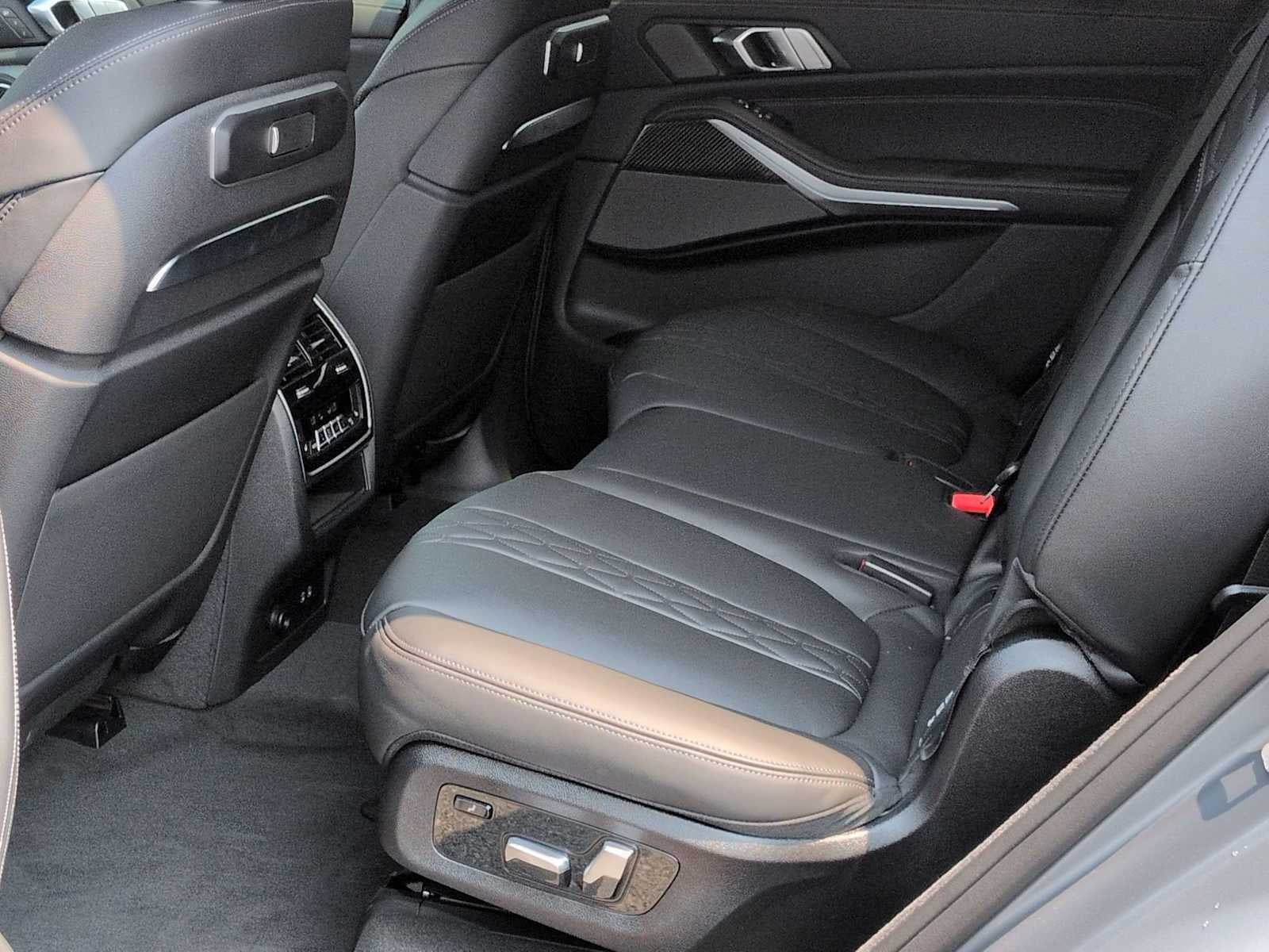 2027 BMW X7 M60i