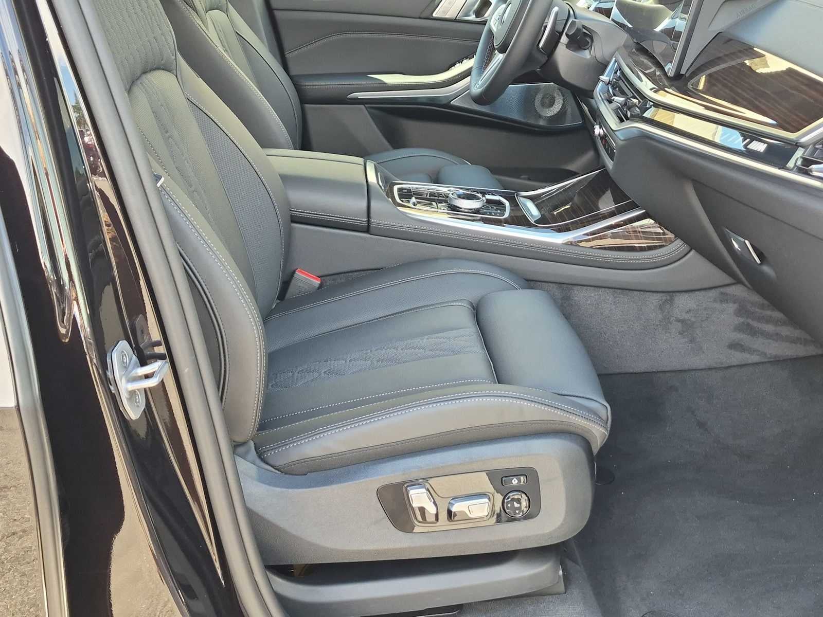 2027 BMW X7 M60i