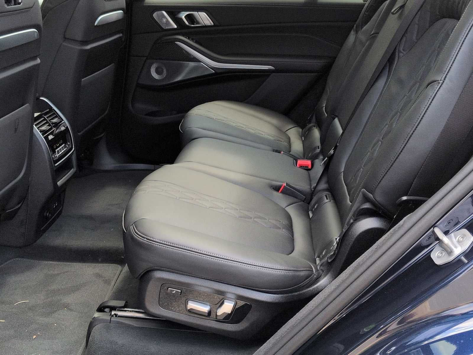 2027 BMW X7 M60i M60i