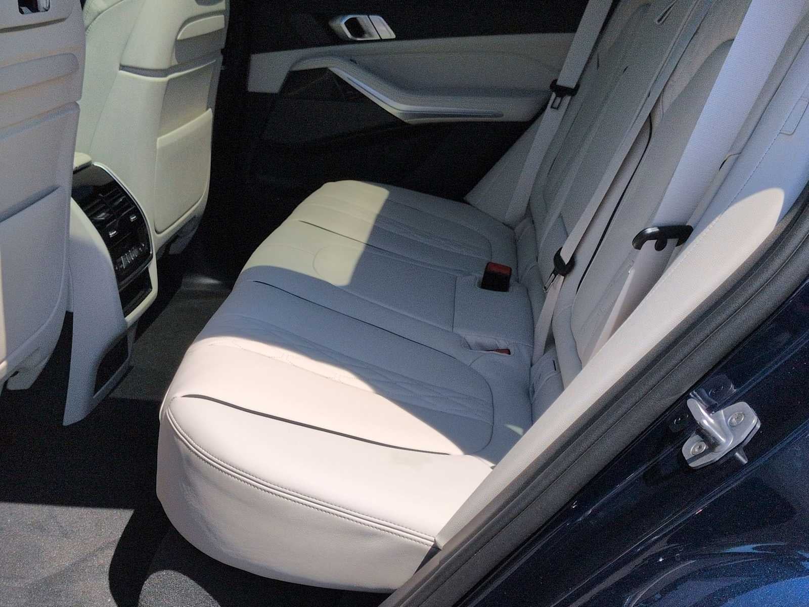 2026 BMW X5 M60i M60i