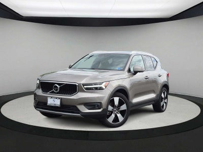 2022 Volvo XC40 Momentum