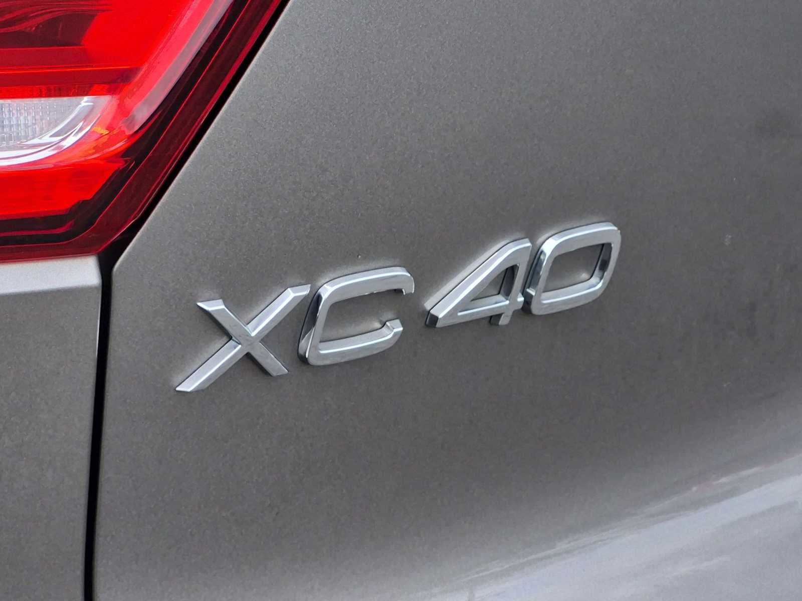 2022 Volvo XC40 Momentum