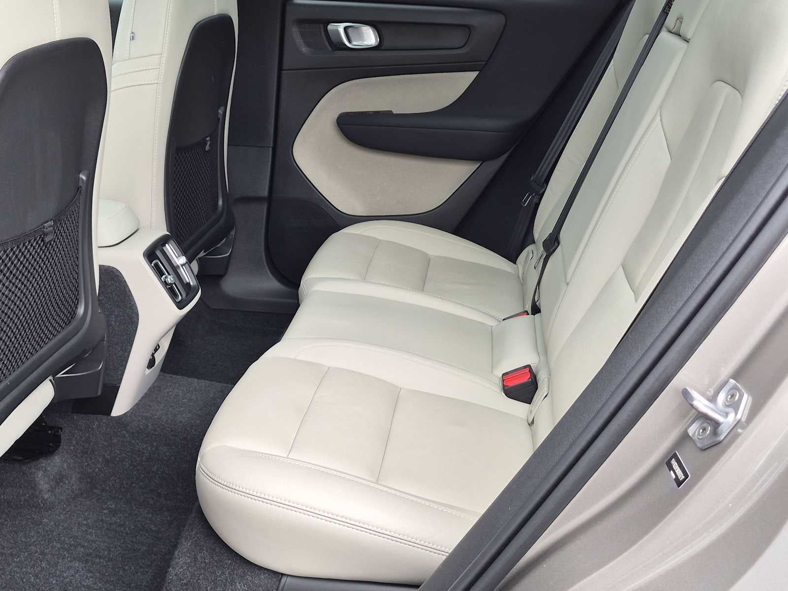 2022 Volvo XC40 Momentum
