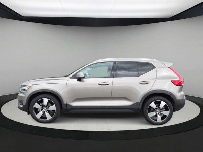 2022 Volvo XC40 Momentum