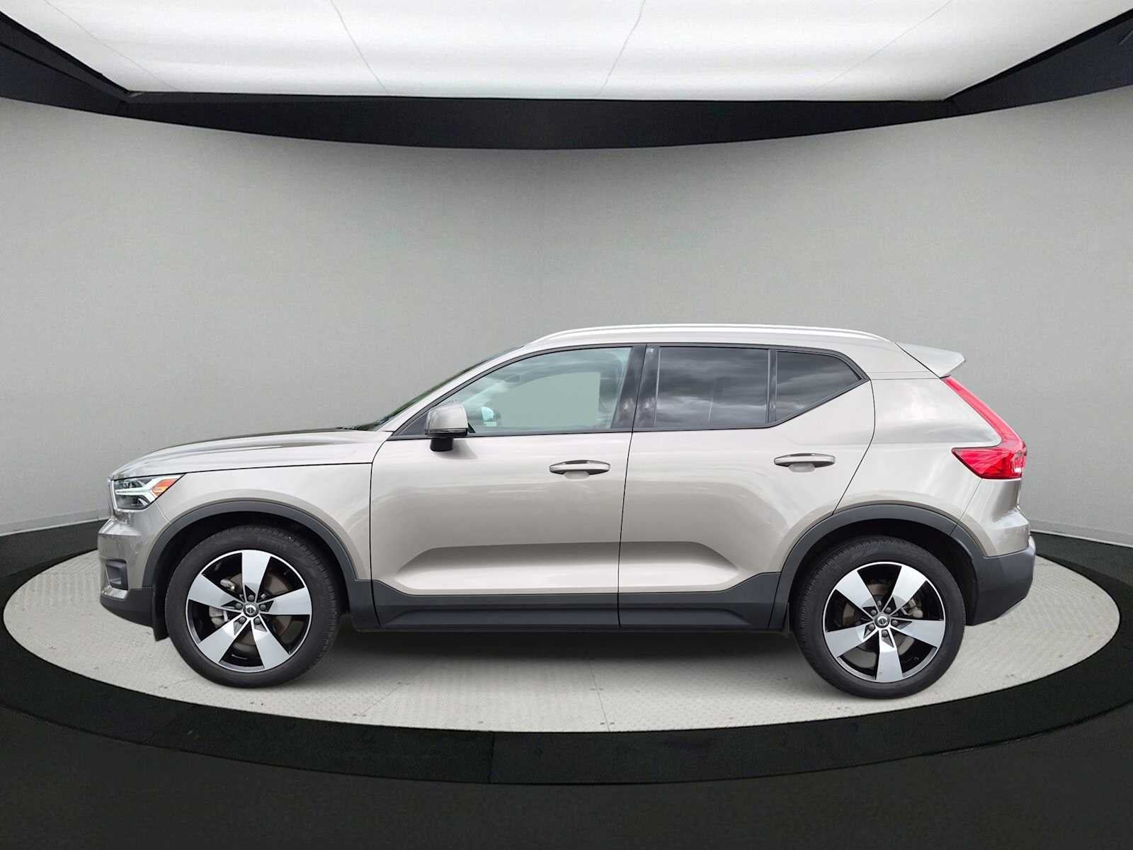 2022 Volvo XC40 Momentum
