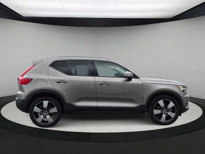 2022 Volvo XC40 Momentum