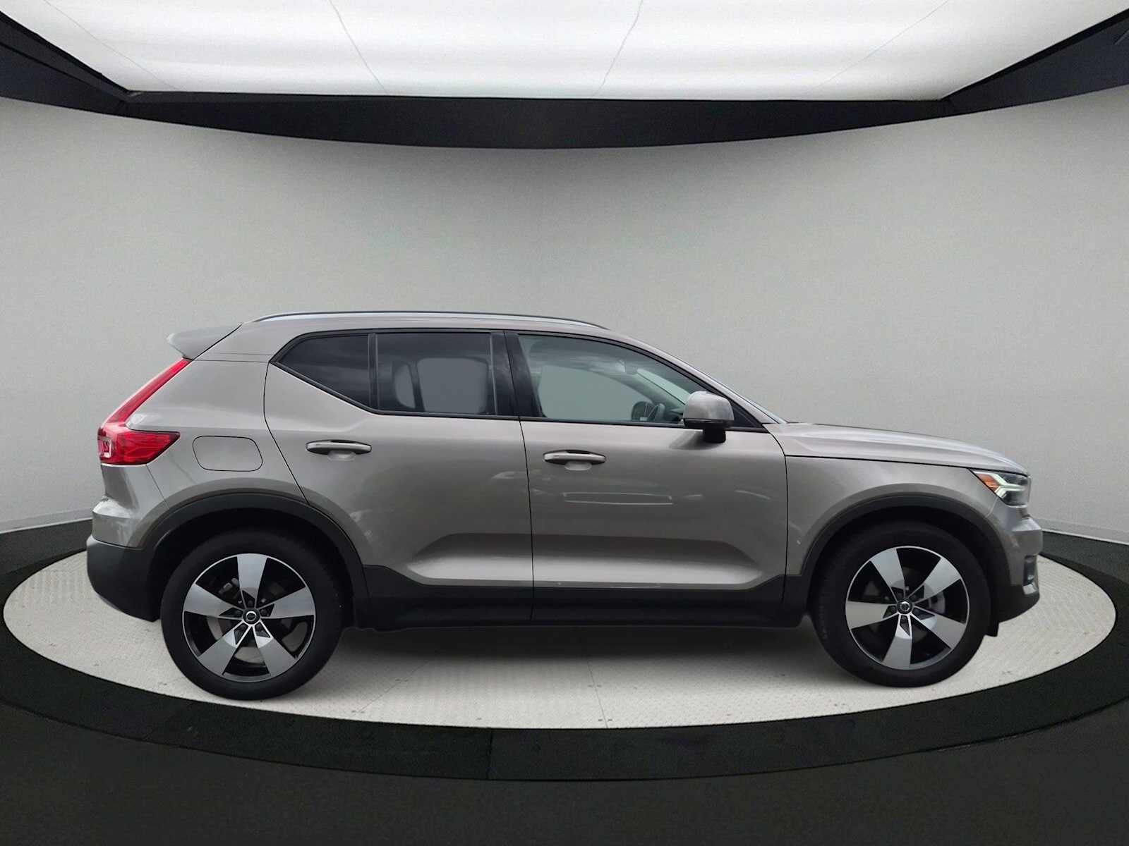 2022 Volvo XC40 Momentum